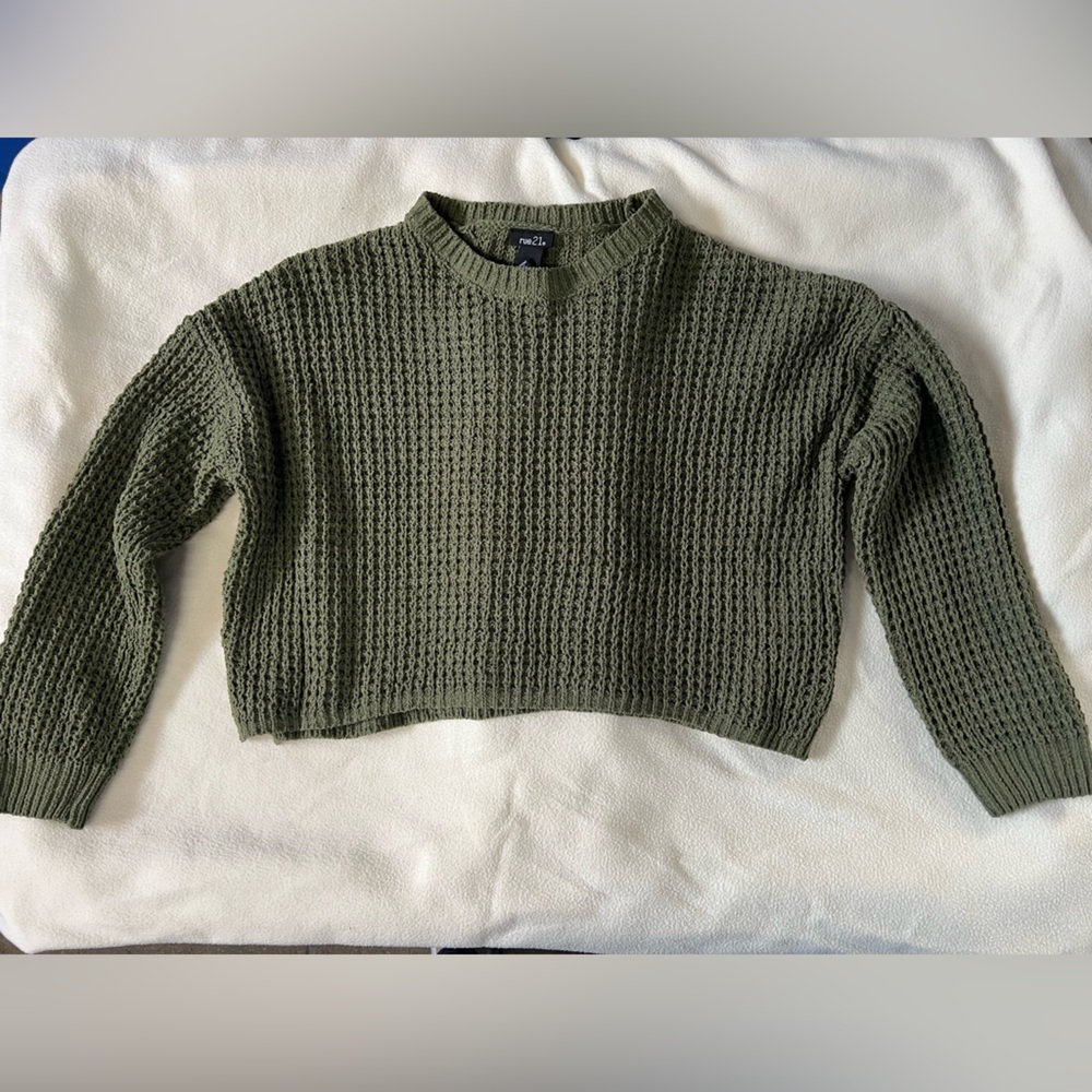 Rue21 dark green crop top sweater size S never worn